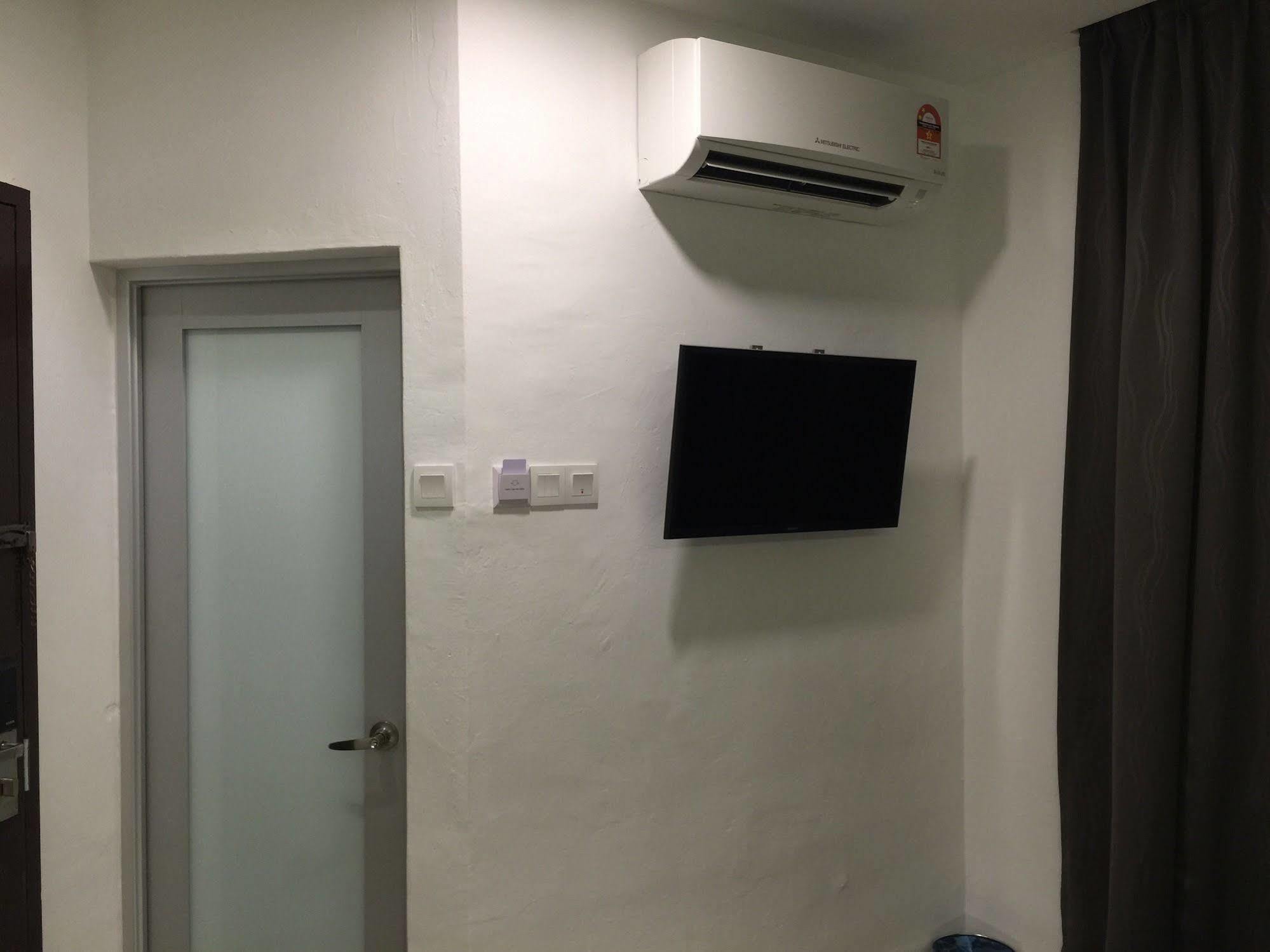 The Oikos Hotel Pontian Kecil Esterno foto